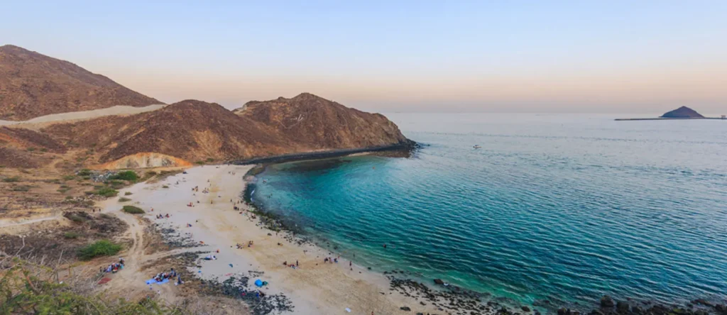 Movers and packers in Khor Fakkan - Khor Fakkan beach and the Hajar mountains