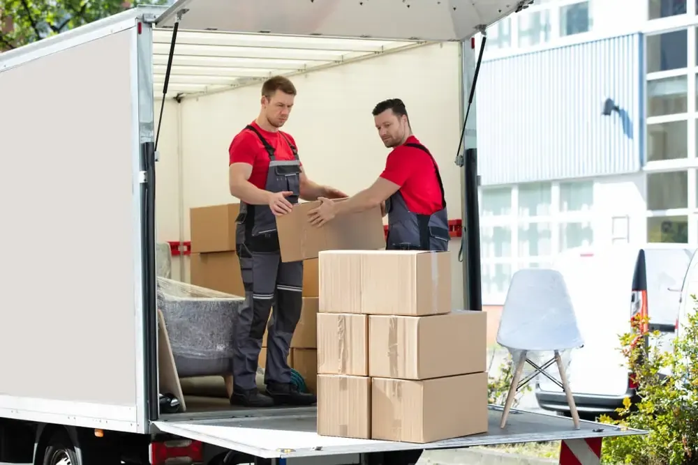 Loading and unloading services in Dubai - loading a moving truck